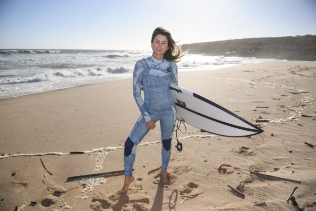 Su figura es esbelta y su pecho natural